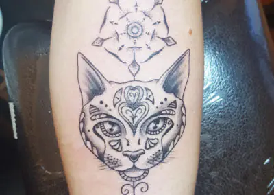 Tatouage de chat orné de motifs mandala en fine line